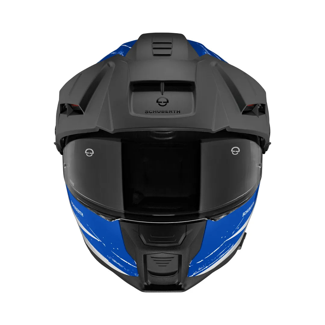 Frontalvy av Schuberth E2 Explorer MC-hjälm i blå och röd design, med visir och ventilationsöppningar för optimal komfort.