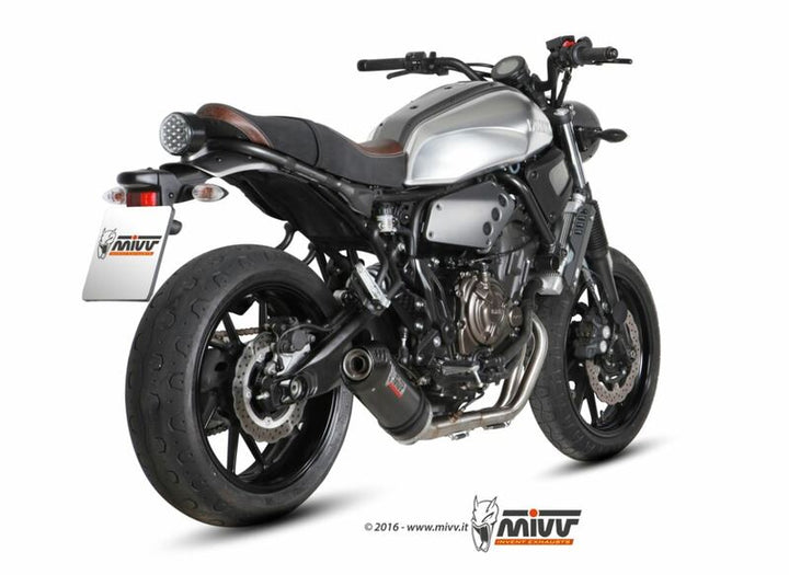 MIVV Oval Full Exhaust System monterad på Yamaha XSR 700 Y.053.L3C, visad bakifrån i en vinkel som framhäver avgassystemets design och passform.