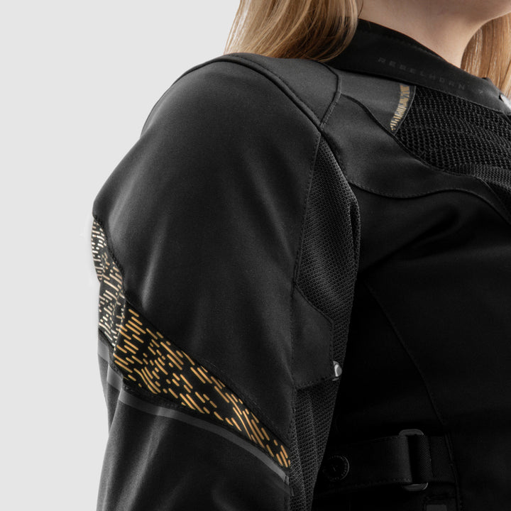Detalj av Rebelhorn Jax MC-jacka med guldmönster på ärmen och förstärkt axelparti. Stil och hållbarhet kombinerat.