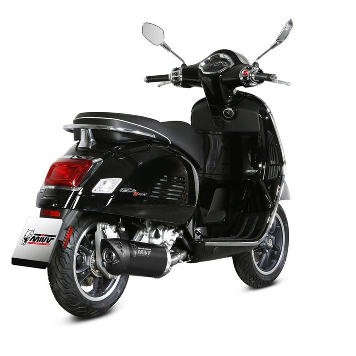 MIVV On Mover Silencer MV.PG.0008.LV monterad på svart scooter, visad bakifrån i produktkategori reservdelar och tillbehör.