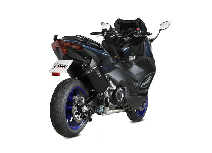 Bakifrån sned vy av scooter med MIVV SR-1 Full Exhaust System Y.073.LR1TB installerat, visar sportig design och högkvalitativt avgassystem.