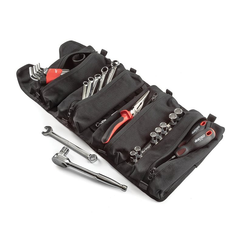 Kriega RSD X Tool Roll ROAM Sand öppnad med organiserade verktygsfack. Praktisk lösning för motorcykelverktyg. Beställ nu.