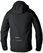 Baksidan av RST Softshell Mc-Hoodie Havoc Svart med diskret RST-logga och praktisk bakficka. Stilren design för motorcykelentusiaster.