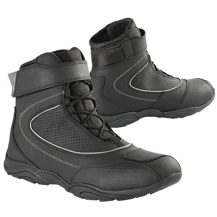 BÜSE Unisex Mc-Skor B57 Svart med sportig design och kardborreband för säker passform. Slitstarka motorcykelskor med andningsbart material.