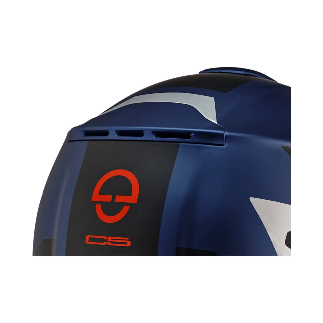 Detaljbild av Schuberth C5 Eclipse blå mc-hjälm med ventilationssystem och modern logotyp. Perfekt för stadskörning.