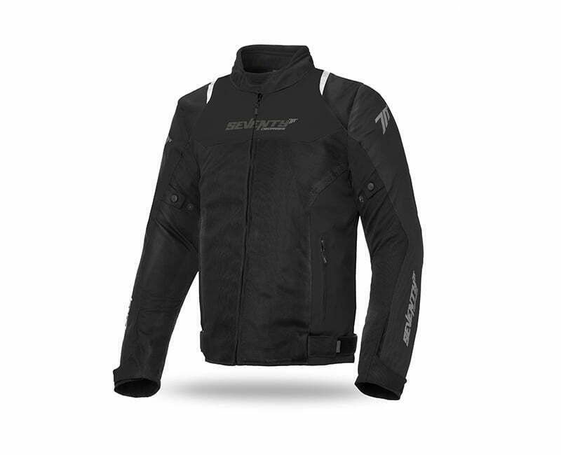 Seventy Textil Mc-Jacka SD-JR48 Svart med sportig design och förstärkt skydd. Perfekt för motorcyklister som söker stil och säkerhet.