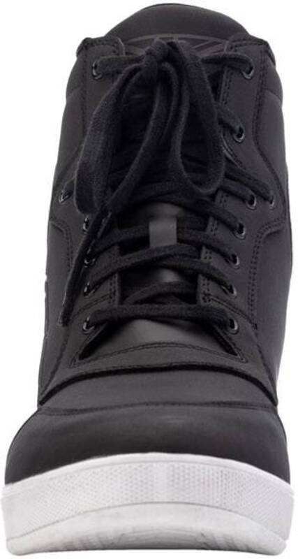 Frontal vy av RST Dam Mc-Skor Hitop Svart med snörning och förstärkt tåparti. Stilren och funktionell design.