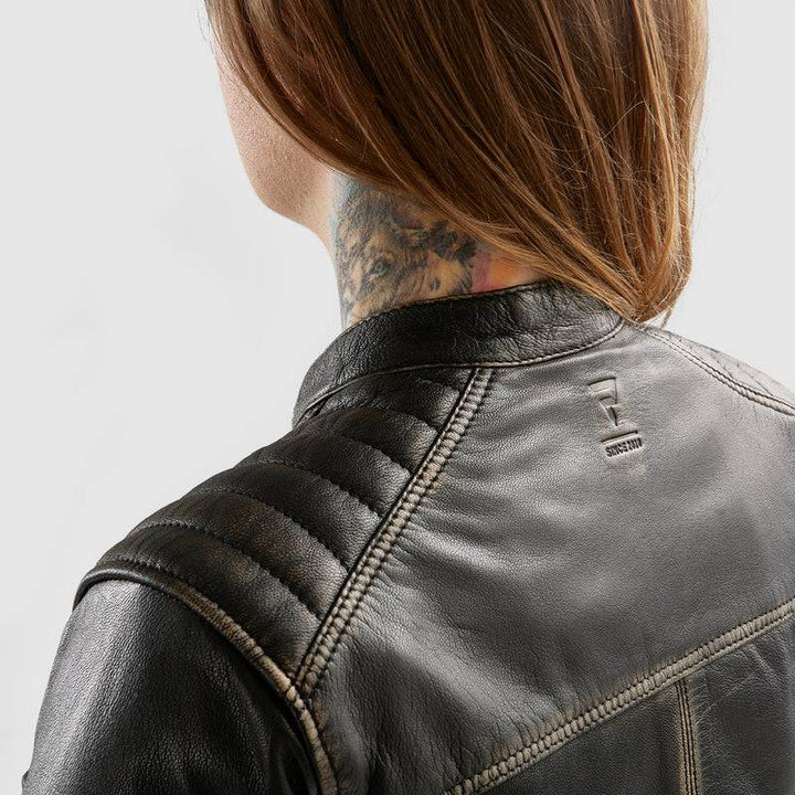 Detaljbild av Rebelhorn Dam Mc-Jacka Hunter II Vintage Brun med quiltade axelpartier och Rebelhorn-logotyp på ryggen.